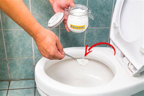 Menggunakan Garam dan Baking Soda untuk Membuka WC Mampet